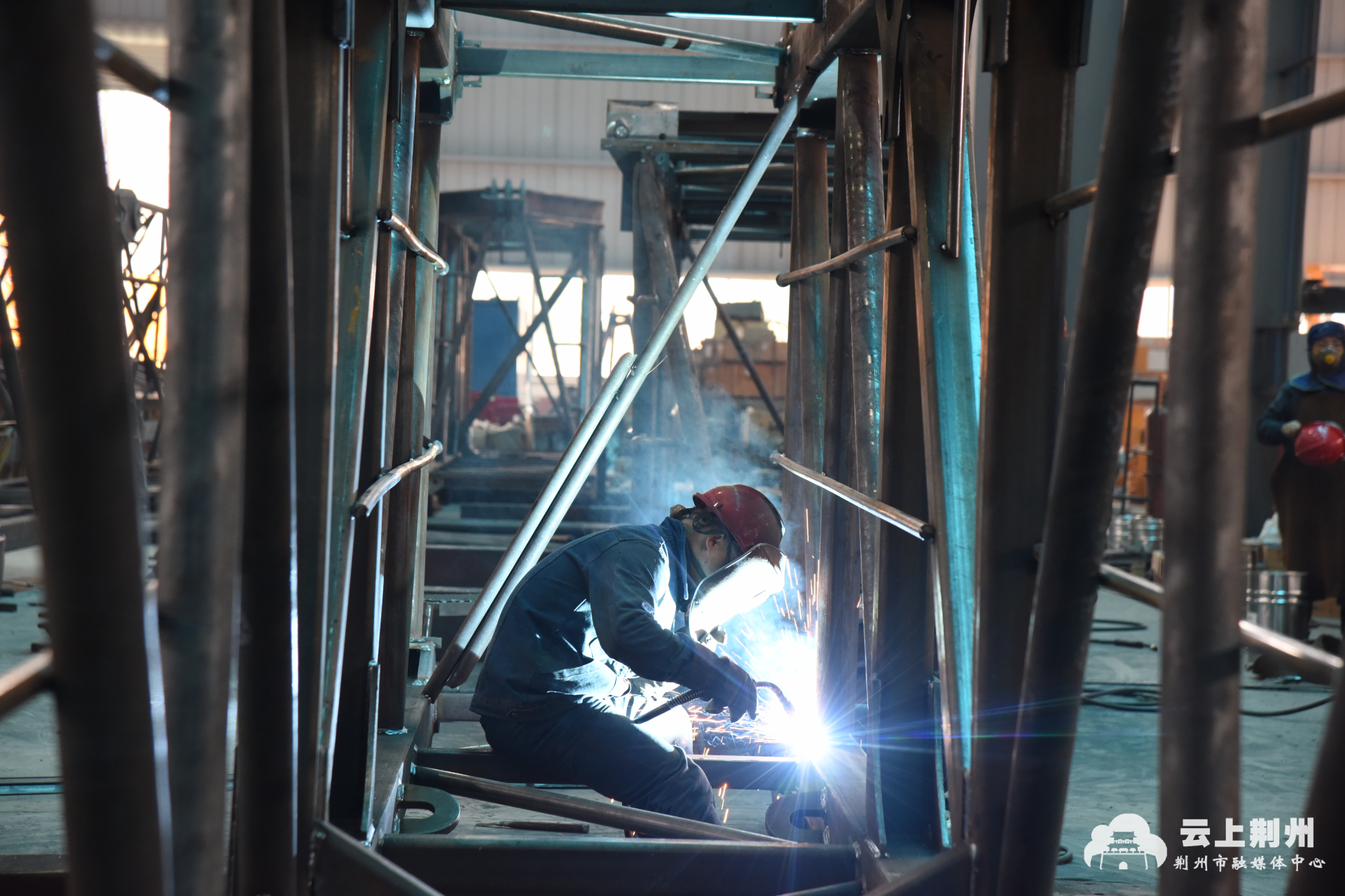 铆焊车间焊工李甫和其他同事们一样也在加班加点,赶制一批订单.