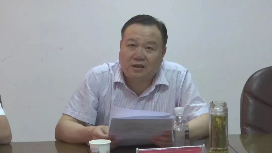 而此次投案的万载县人大常委会主任张清华,与其中一人系老同事