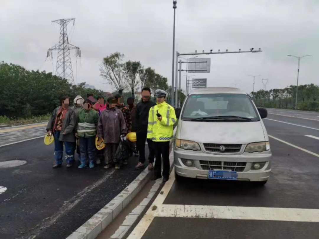 一车上塞13人交警喊你看超载全家福