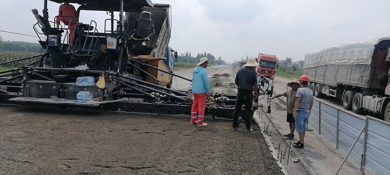 高新區318國道改擴建項目正在進行路基水穩層鋪設施工