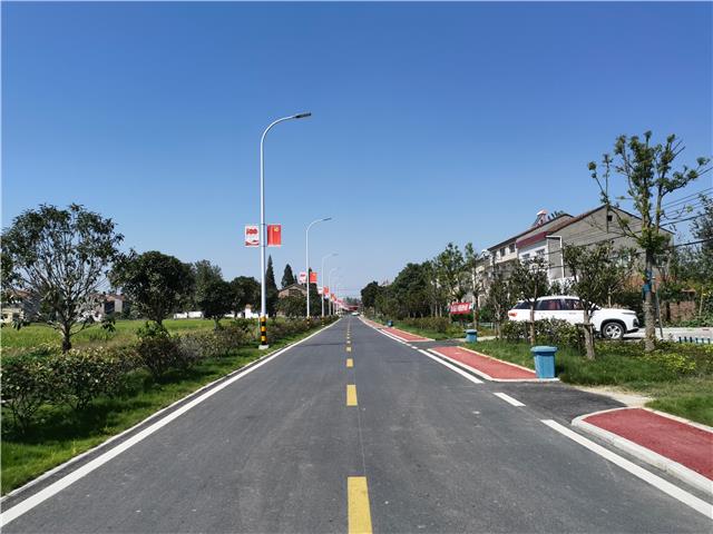 在滩桥镇中心街区的迎宾路上,记者看到沿街1000米道路两边的商铺店招