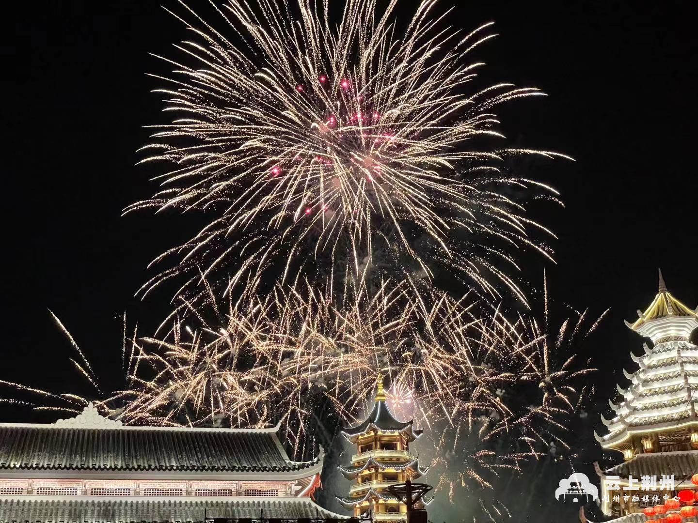 今年国庆期间,荆州方特推出古风游戏,国风潮玩夜,璀璨烟花秀等丰富的