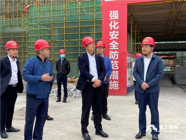 在听取相关工作汇报后,汤红兵指出,荆州市委党校发展进步很大,软实力