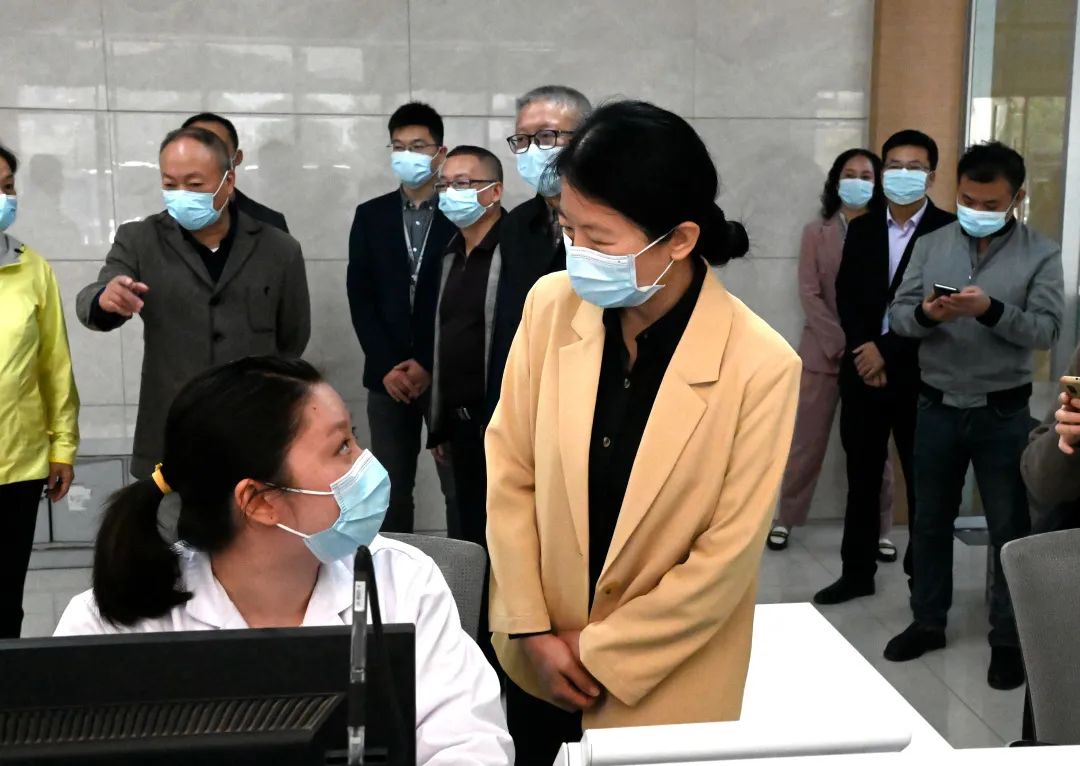 当天上午,副市长孙玉秋赴荆州市第一人民医院,国药控股江汉便民药房和