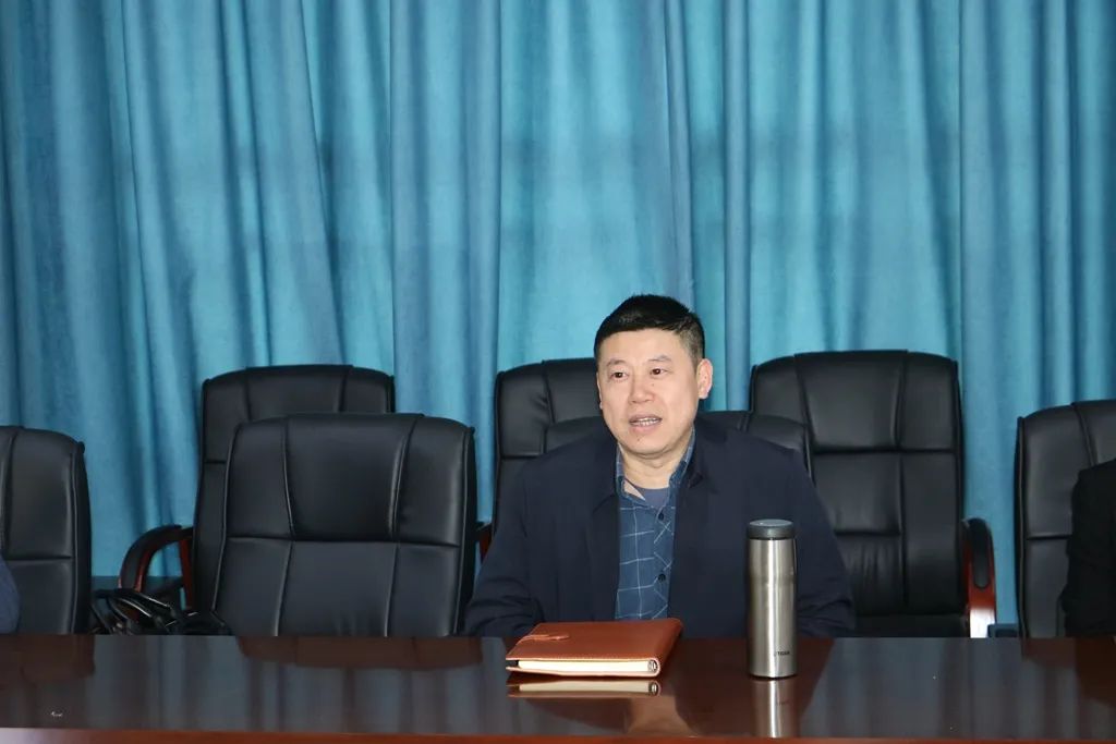 贾亚胜认真听取了徐华铮对法院工作的意见建议,对她