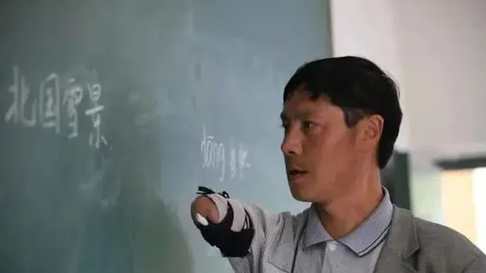 "如今已经47岁的江声发,站在讲台上讲课时依然声音洪亮,笔力遒劲,代课