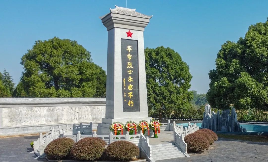 红军树是重要的湘鄂西革命根据地遗迹,由贺龙元帅命名.