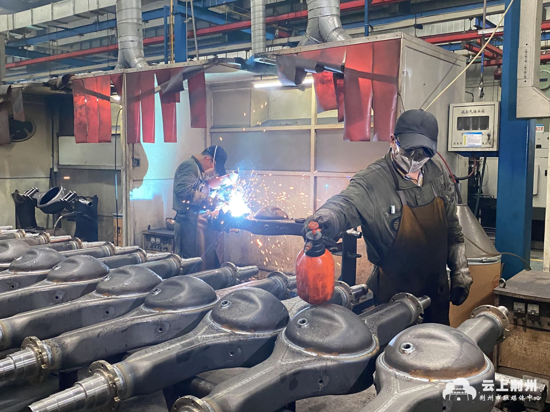 新时代劳动者风采丨湖北车桥公司桥体车间附件班用手上技术焊卫集体