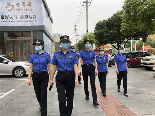 全国文明城市创建进行时丨沙市区女子城管中队首次亮相