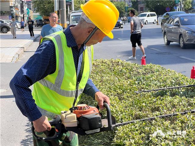 荆州园林绿化工人用汗水呵护绿荫