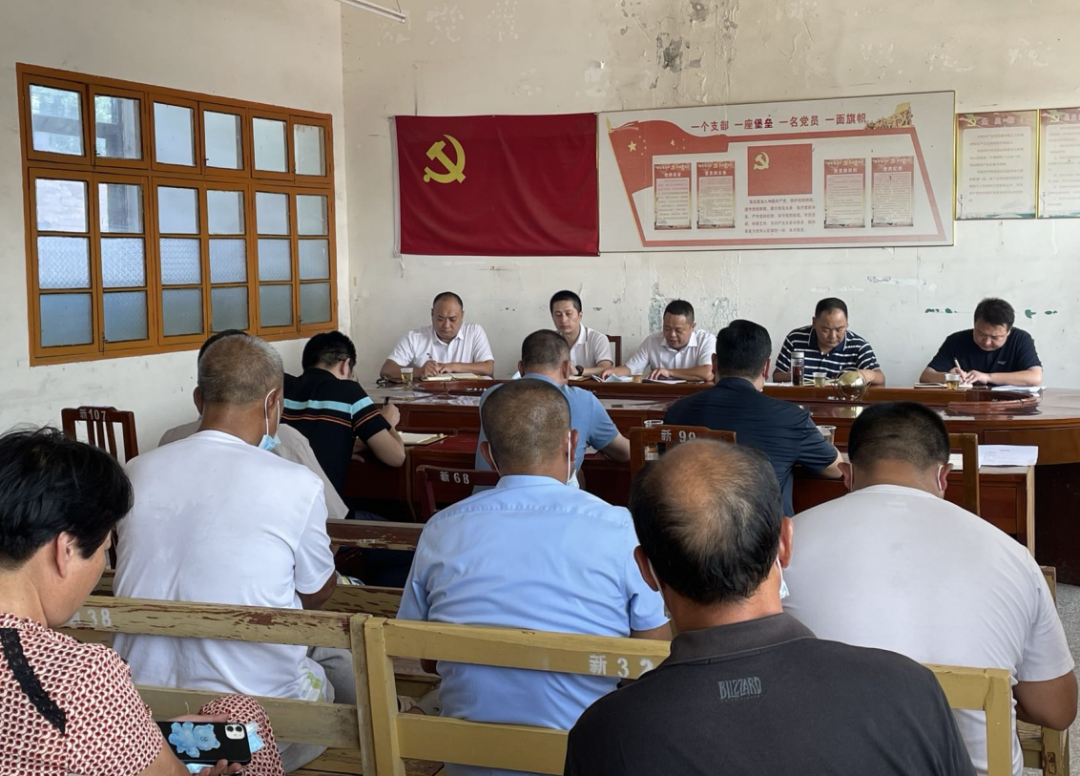 座谈会上,姚锡发围绕社区服务发展,生产生活等群众关心的话题,鼓励