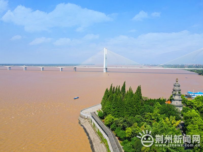 震撼对比!直击长江荆州段"汛期反枯"_江汉风