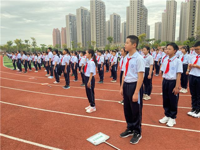 为了保证秋季学期的顺利开学,沙市区教育局从保证学位供给,提升校园