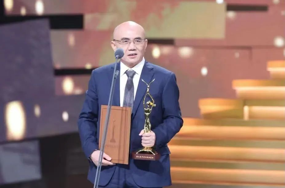 同时,《觉醒年代》继白玉兰奖,飞天奖之后再获肯定,编剧龙平平,剧中"