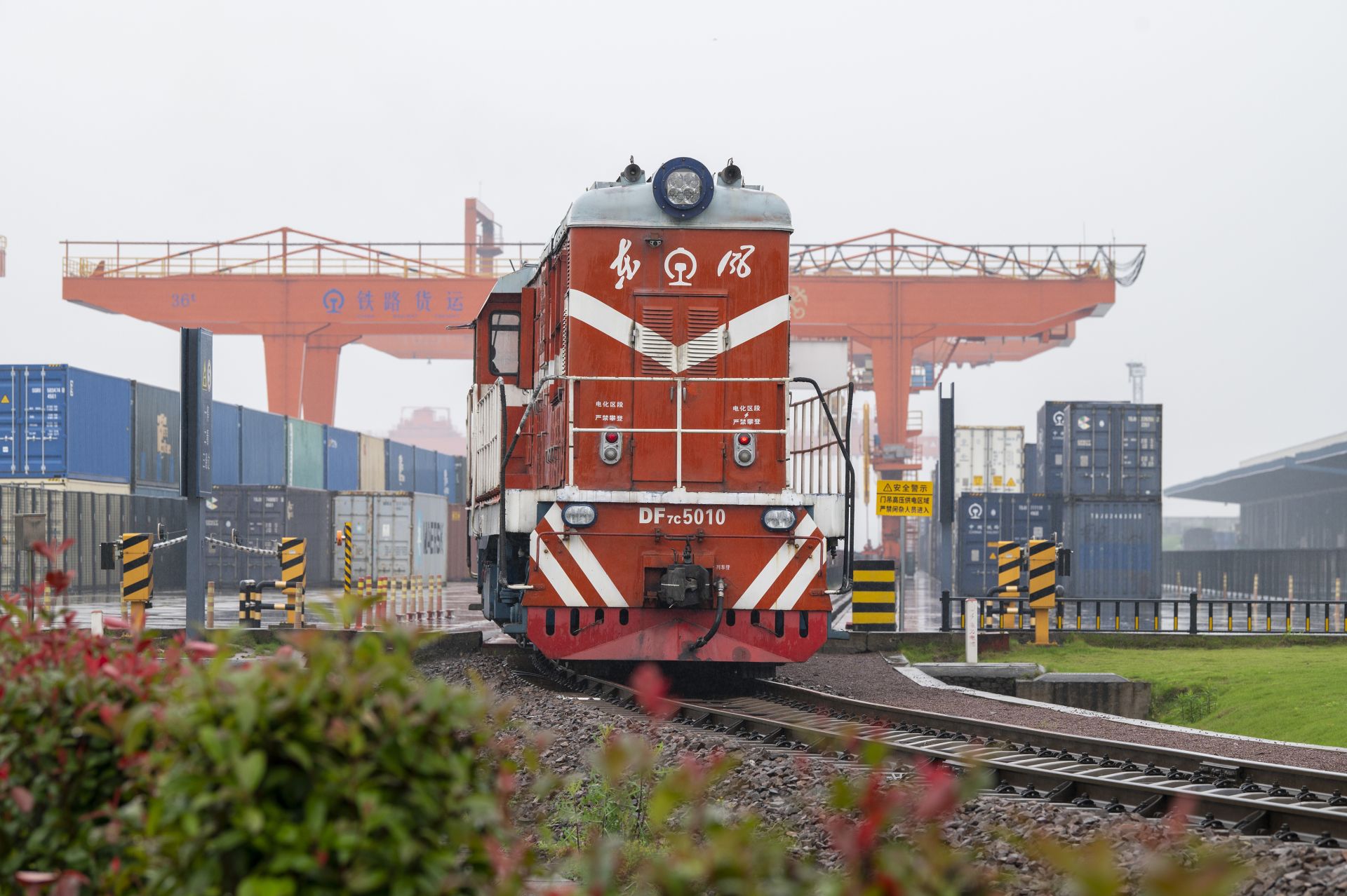 2024年5月5日,“五一”假期最后一天。在浙江省金华市金东区铁路金华南站,一列满载110标箱的中欧班列缓缓启程驶往匈牙利。