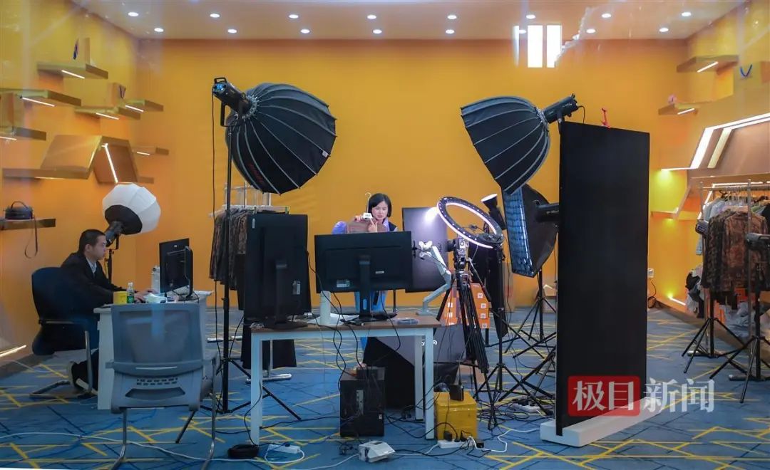 天门服装产业园里主播正在带货.jpg 图片