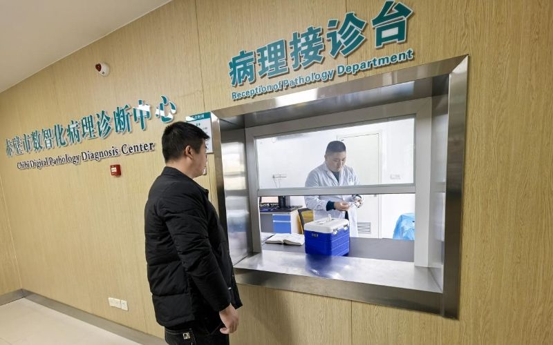 基层卫生院工作人员将标本运输箱送到赤壁市数智化病理诊断中心。人民网 周雯摄