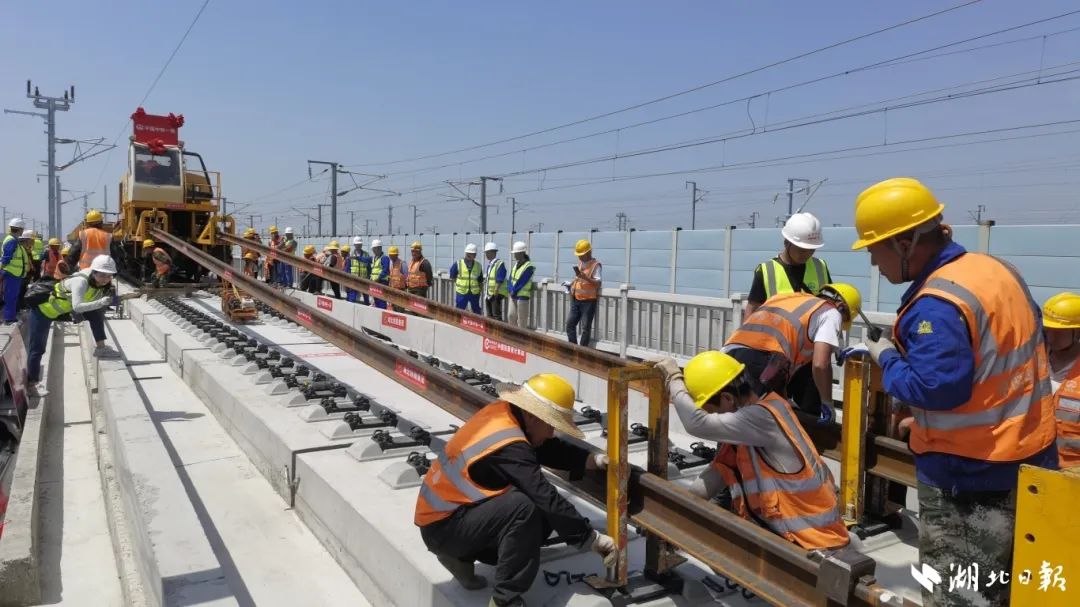 襄荆高铁最后一段轨道铺设完成。记者戴辉摄.jpg