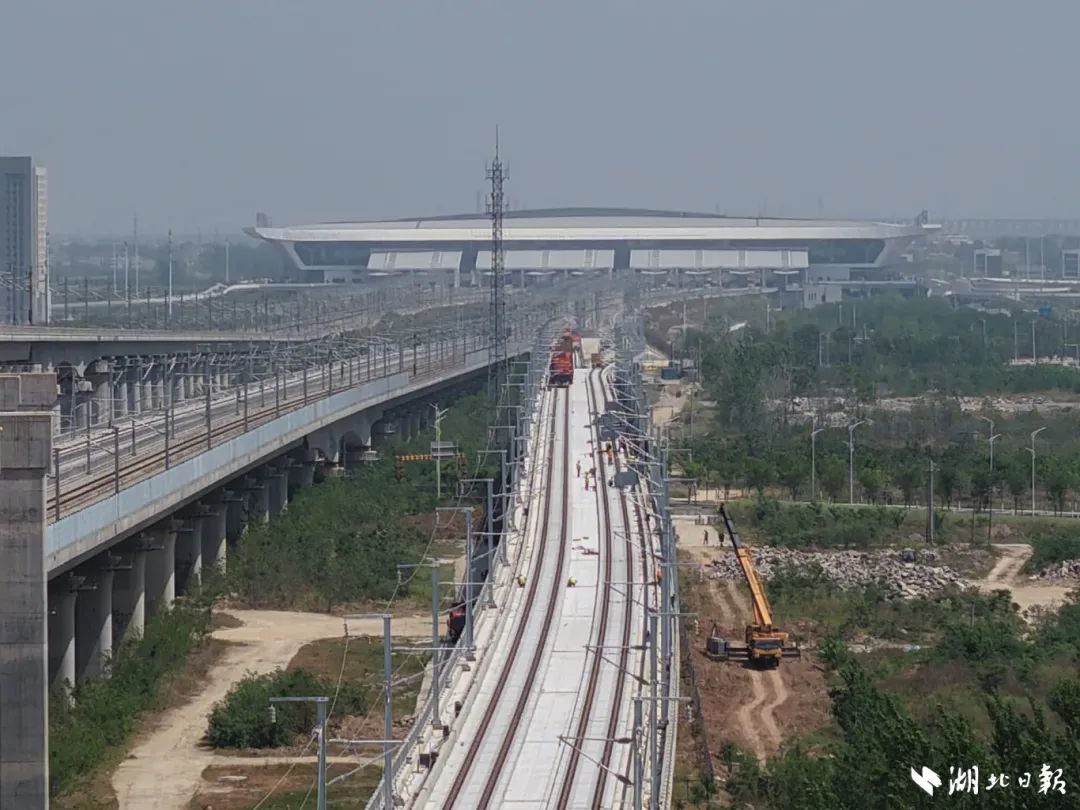 襄荆高铁全线铺轨贯通。通讯员蒋子龙摄.jpg