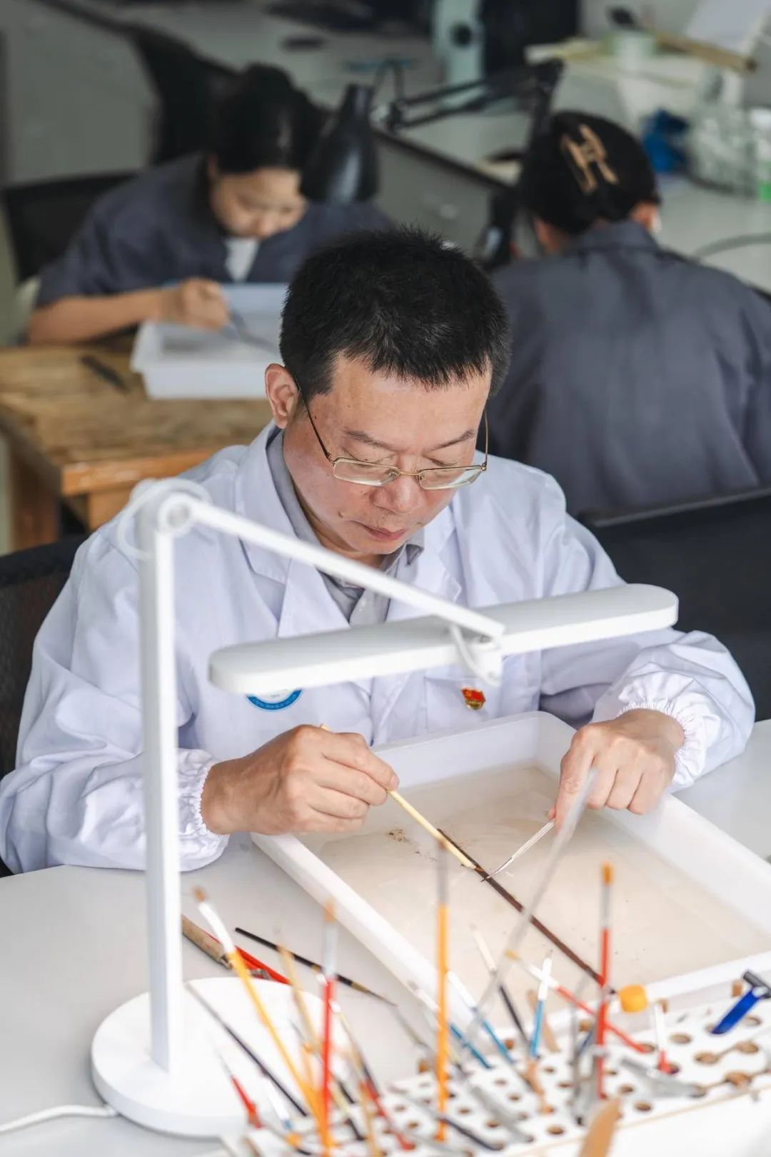 对荆州谢家桥一号汉墓竹简进行保护.jpg
