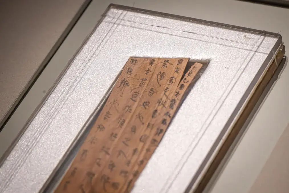 湖北云梦睡虎地秦墓中出土的家书木牍。新华社记者 肖艺九 摄.jpg