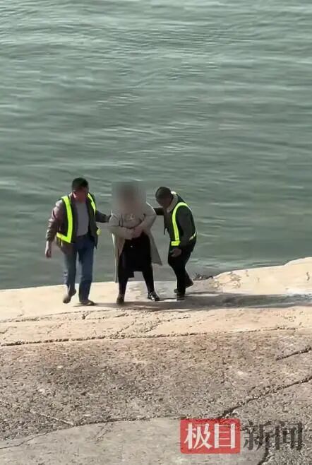 渡船安全员喻儒平和圣康俊将女子搀扶到码头值班室(目击者拍摄视频截图).png 渡船安全员喻儒平和圣康俊将女子搀扶到码头值班室(目击者拍摄视频截图).png