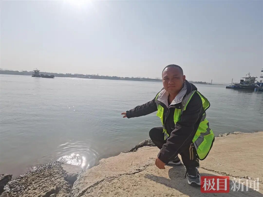 和顺96号渡船安全员圣康俊向极目新闻记者介绍救人经过(极目新闻记者 黄志刚 摄).jpg 和顺96号渡船安全员圣康俊向极目新闻记者介绍救人经过(极目新闻记者 黄志刚 摄).jpg