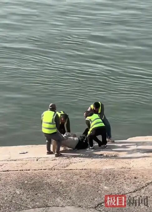 4名渡船安全员联手将溺水女子救起 (目击者拍摄视频截图).png 4名渡船安全员联手将溺水女子救起 (目击者拍摄视频截图).png