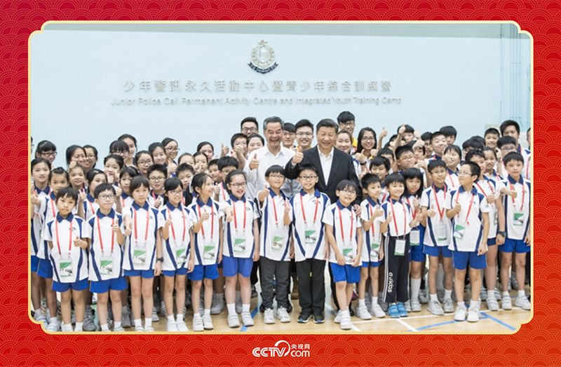 2017年6月30日上午，国家主席习近平来到香港少年警讯永久活动中心暨青少年综合训练营考察，看望正在训练的香港青少年。这是习近平同少年警讯成员合影。