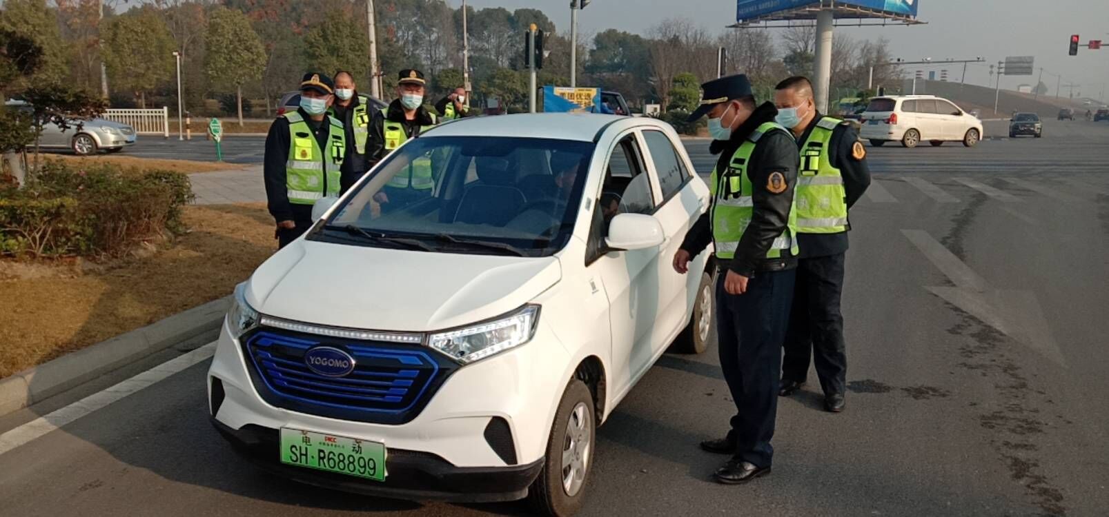 67交通交警联合执法电动车非法营运无处藏身