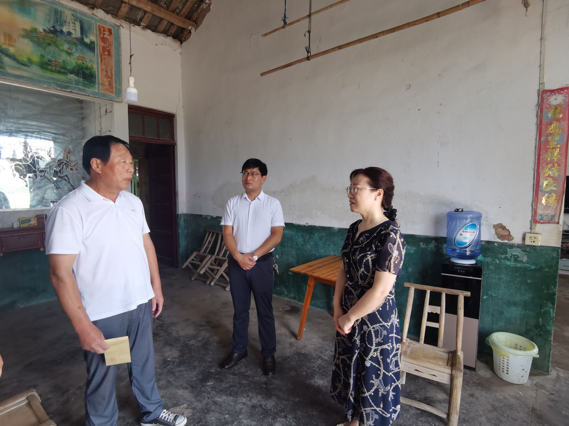 6月30日,市人大常委会副主任肖生娥到高陵镇走访慰