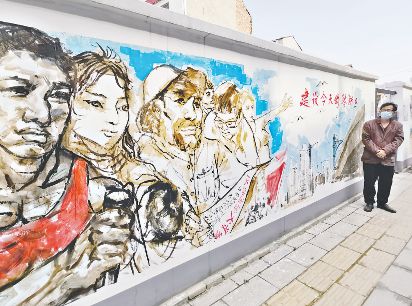 网红壁画师描绘老社区新生活百米墙绘吸引不少市民观赏打卡