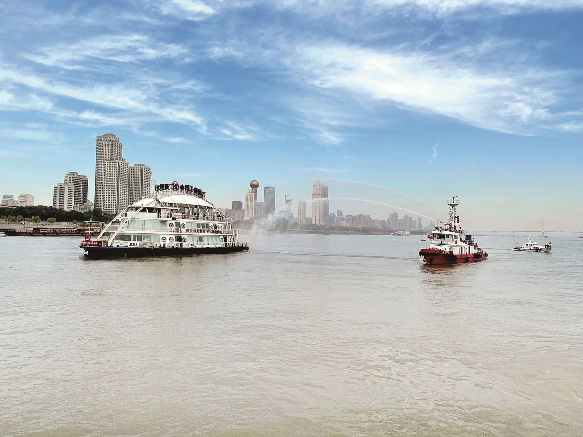 长航武汉公安演练江上救援 三台水枪压火龙_洪湖