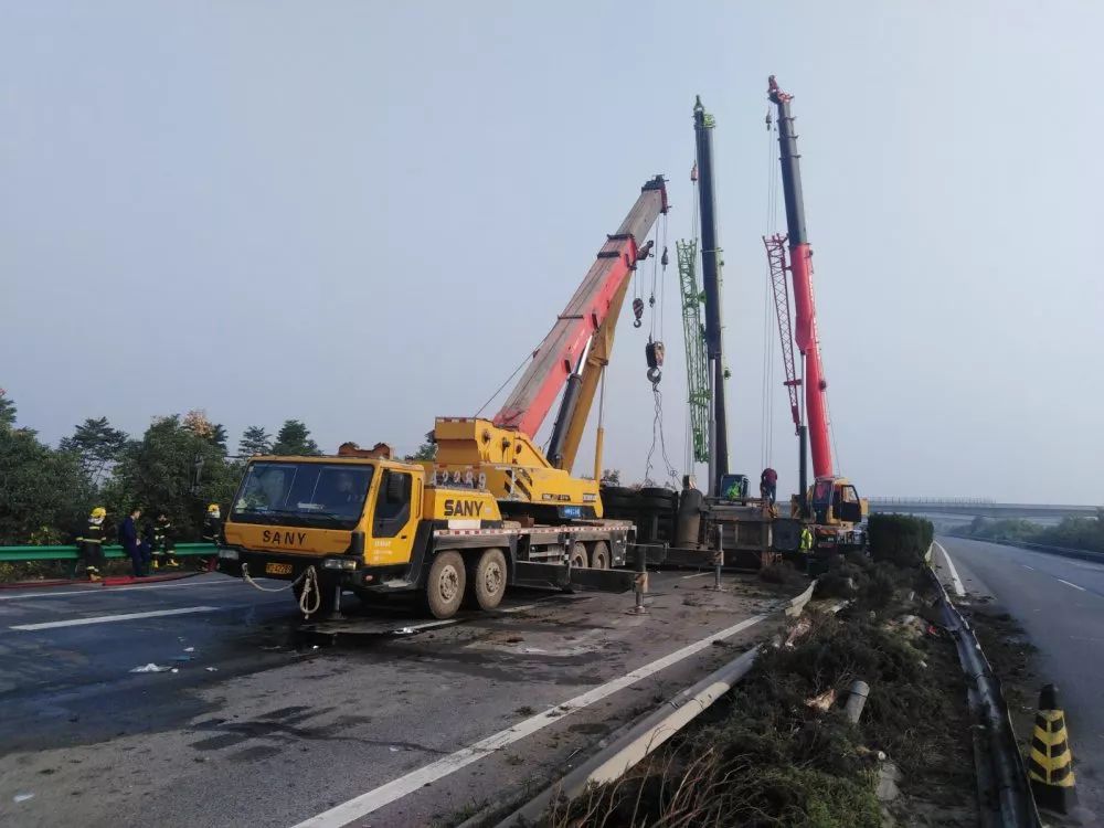 危急装30吨危化品的车翻了