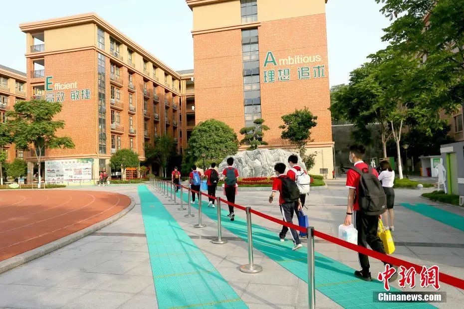 图为宜昌市外国语初级中学学生陆续入校.