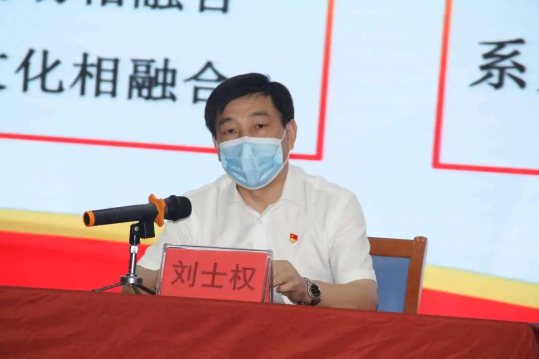 全县教育系统举办责任与担当主题报告会