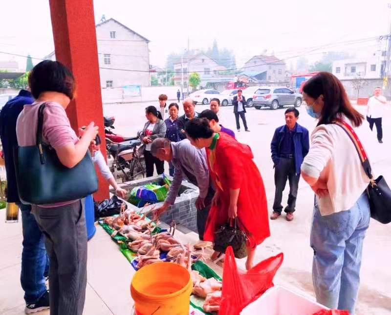 埠河镇村头地摊很火
