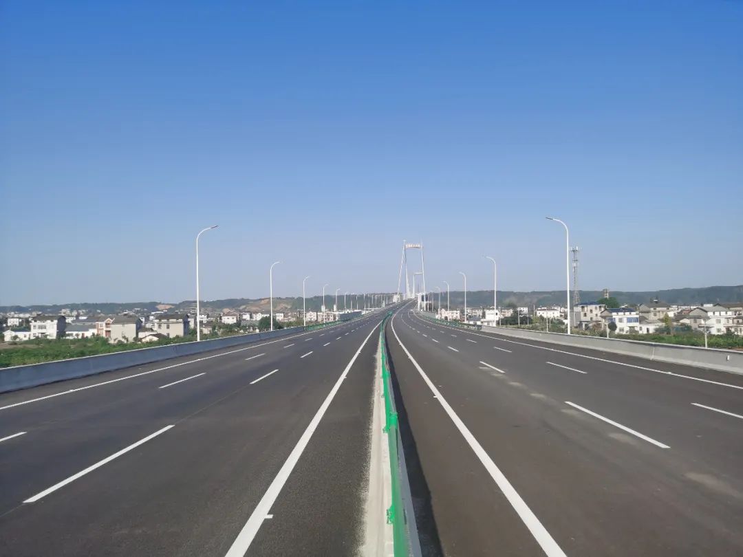 宜都长江大桥是宜昌市第2座高速公路过江通道第8座建成通车的长江桥梁