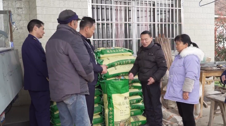 溪镇茶家铺村10组,记者看到苏红兵家门口堆放了很多黄绿色包装的肥料