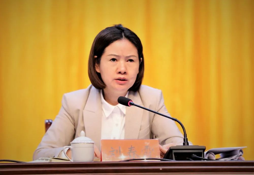 县长刘春霞主持会议县长刘春霞在主持会议时强调,要用思想大转变