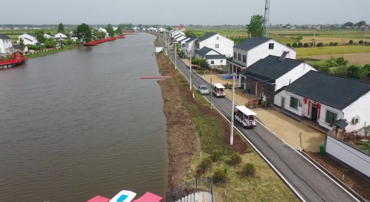 当天,夏光宏还就推进乡村振兴对鹅港村月湖村畔生态园进行实地调研.