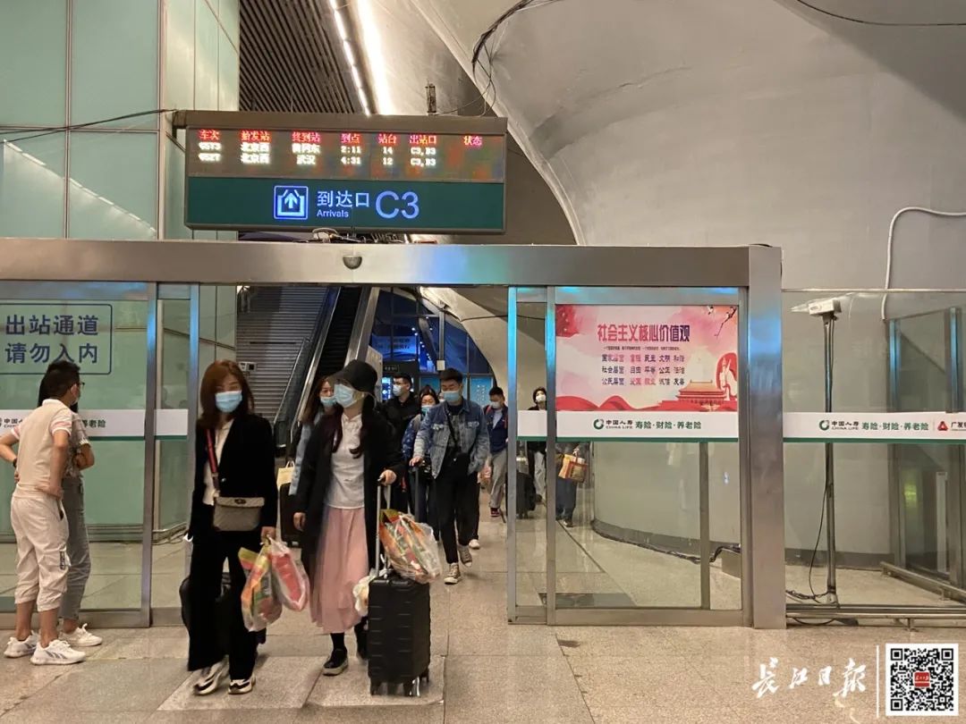 京广高铁晚点武汉站受多大影响记者凌晨探访早安武汉