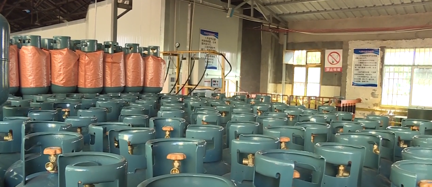 随后,刘春霞一行前往县钢瓶检验站,仔细查阅资料台账,详细了解企业的