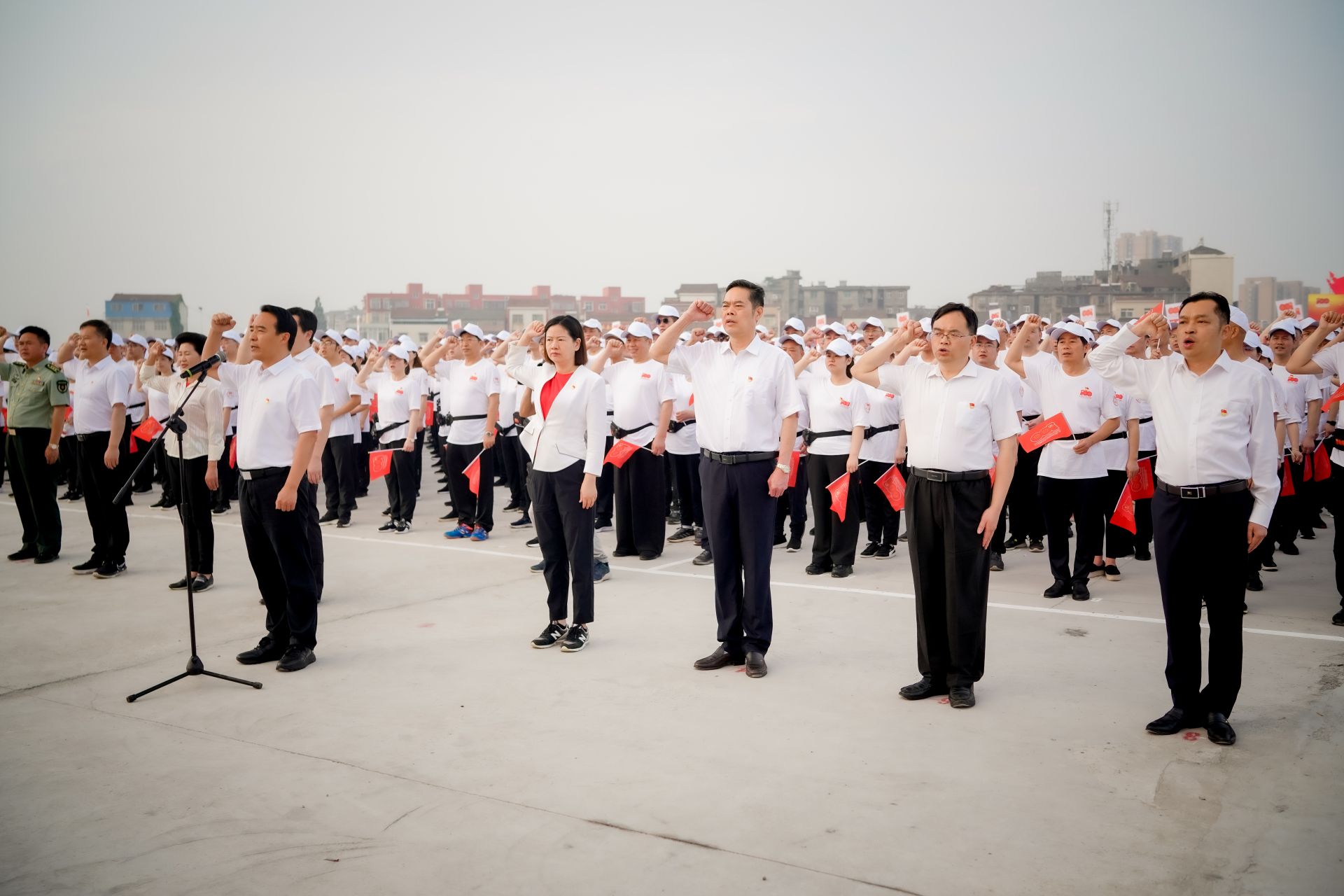 在长江边的荆江公园活动启动仪式现场,公安县委书记夏光宏,县长刘春霞