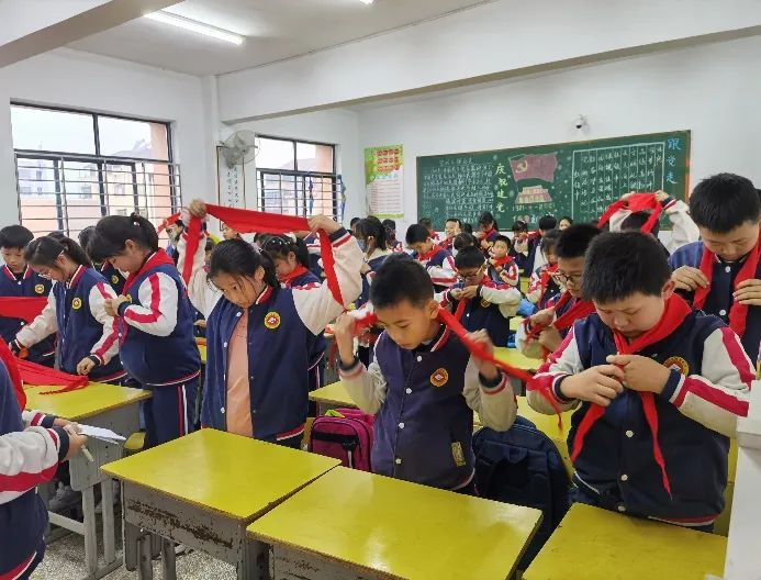 先锋强少年领巾胜红花公安县斗湖堤小学举行系最美领巾敬标准队礼比赛
