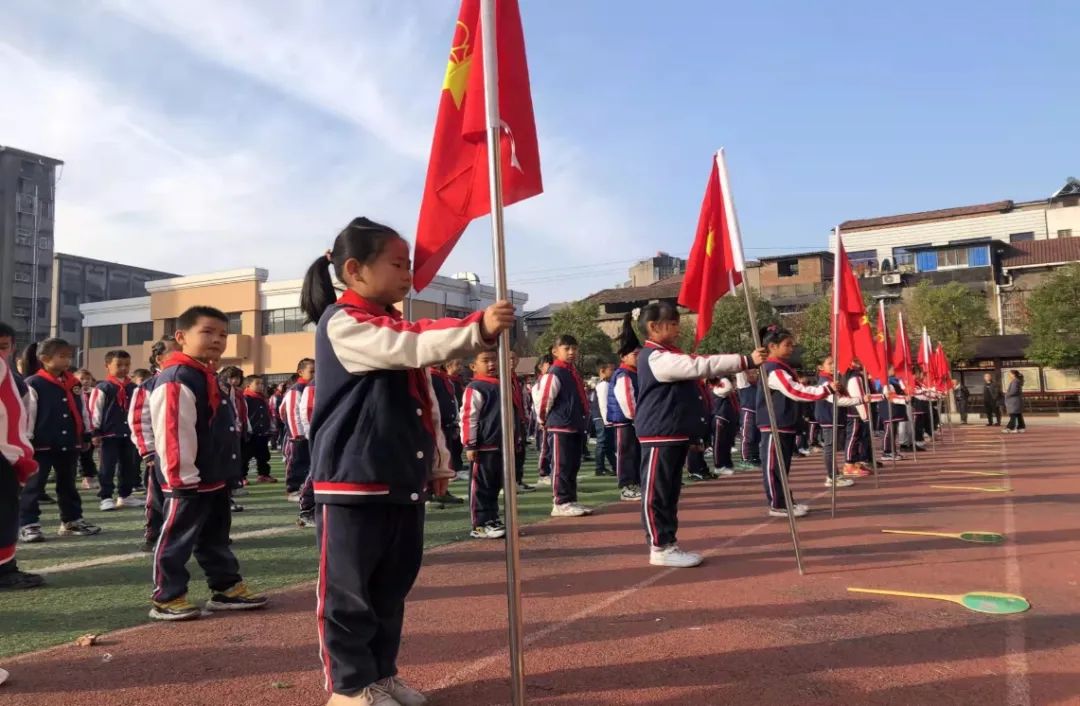 先锋强少年领巾胜红花公安县斗湖堤小学举行系最美领巾敬标准队礼比赛