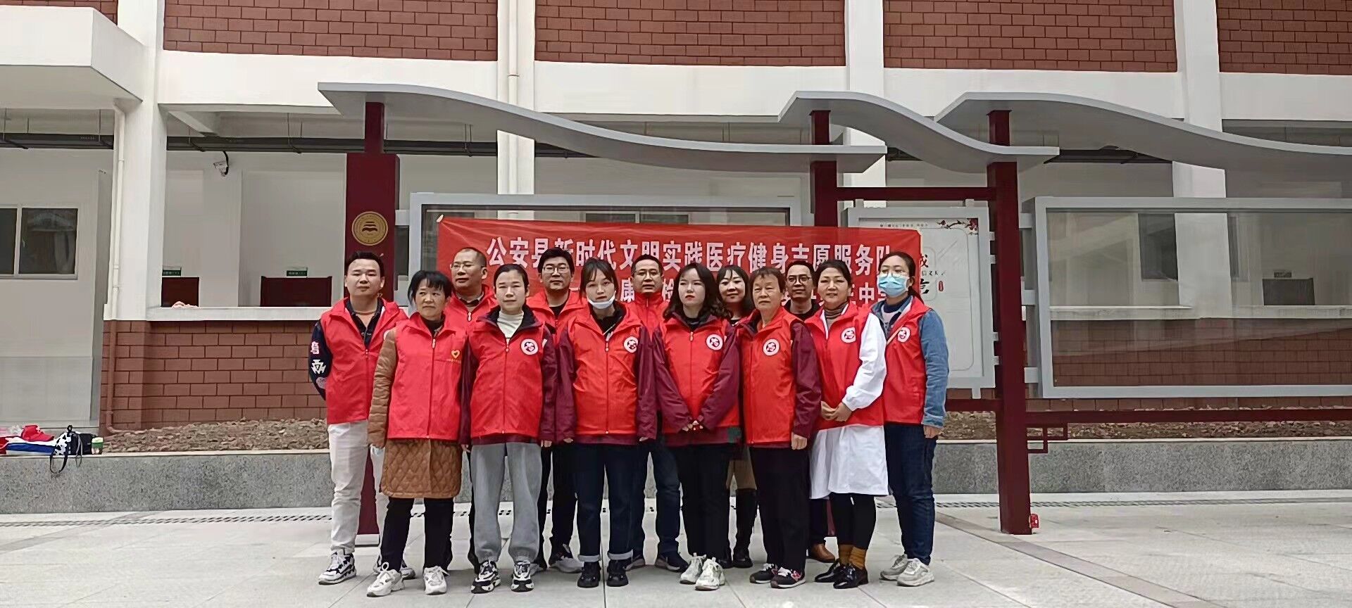 公安县医疗健康服务志愿者深入第三中学开展健康体检