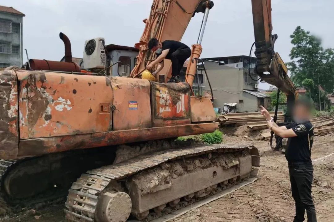 工地挖掘機柴油接連失蹤公安縣警方抓獲偷油賊