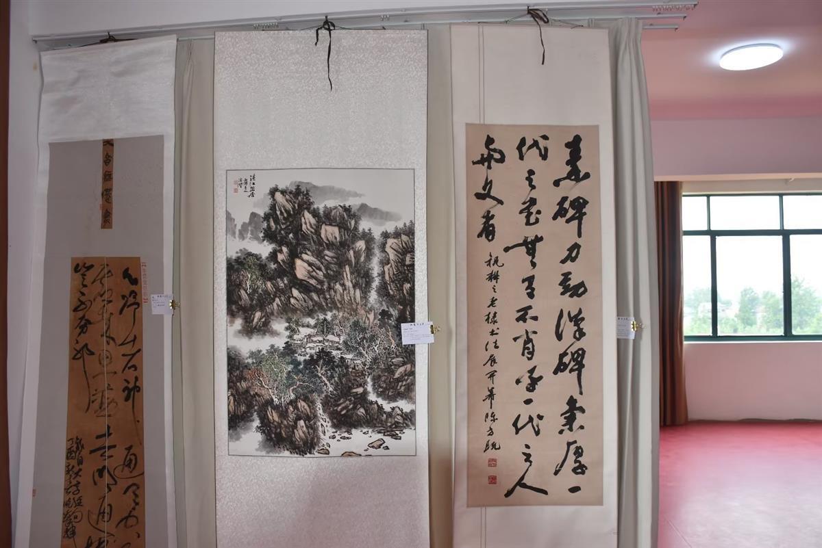 言恭达,马士达,王继安,李啸,龙开胜等大家作品,也有历届荣获中国书法