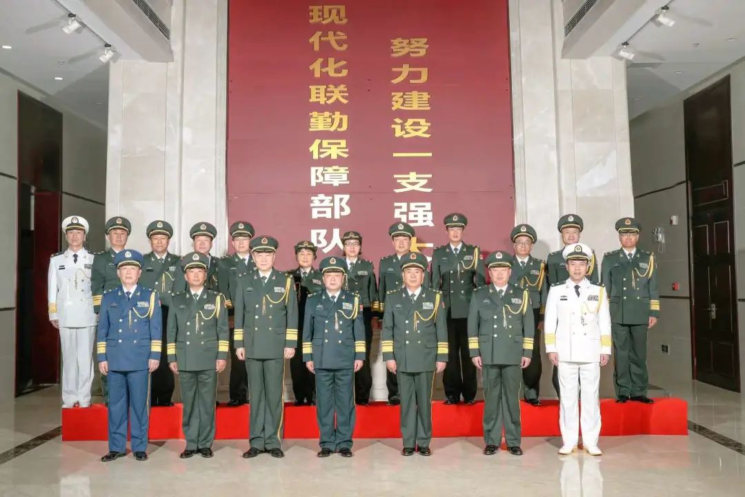 1月9日,联勤保障部队党委常委同晋升(授予)专业技术少将军衔的军官